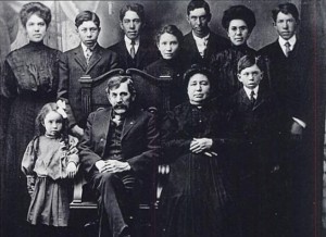 Whiting Family, April 1908. Front row: Louise, Edward, Sr., Mary Herman, William; Back row: Nellie, Jacob, David, Mary, Edward Jr., Harriet, Thomas 